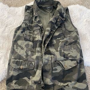 Love tee camouflage vest. Like new women size medium